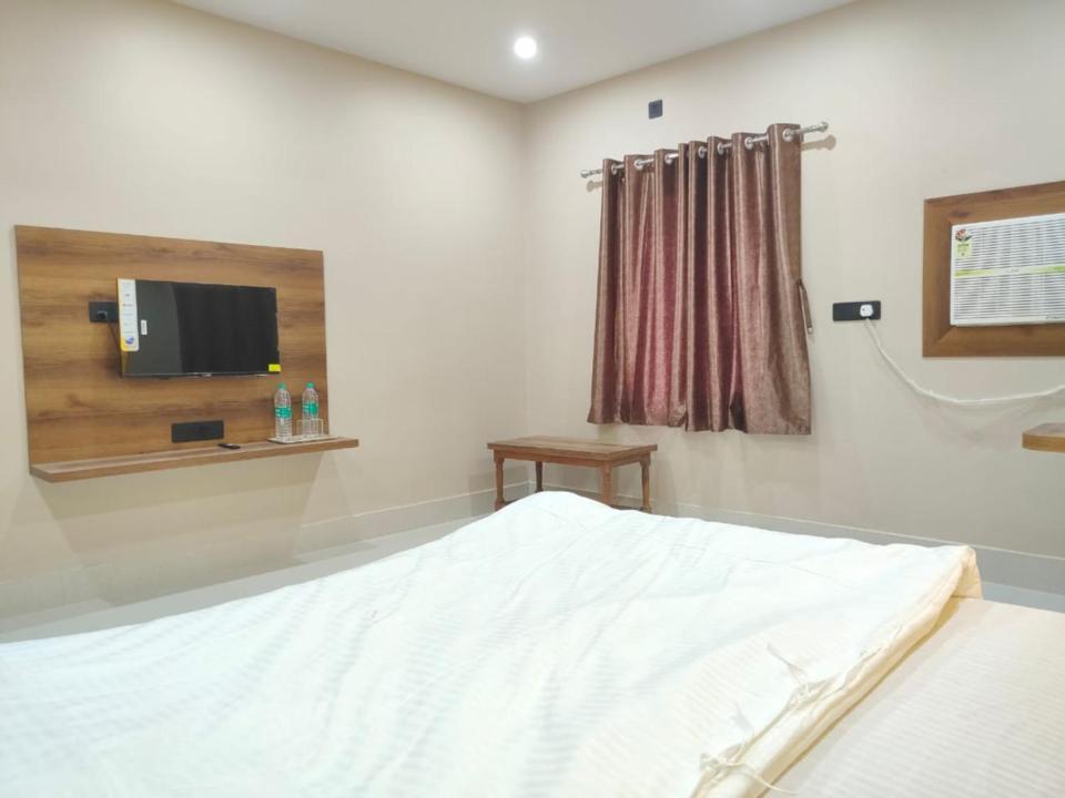 Hotel Vaishnavi Near Baba Dham Temple Диогар Екстериор снимка