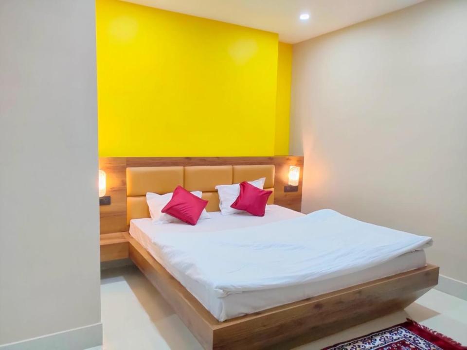 Hotel Vaishnavi Near Baba Dham Temple Диогар Екстериор снимка