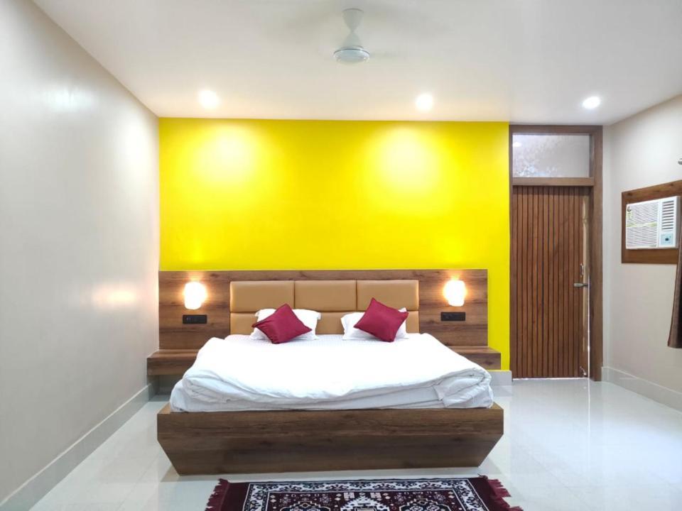 Hotel Vaishnavi Near Baba Dham Temple Диогар Екстериор снимка