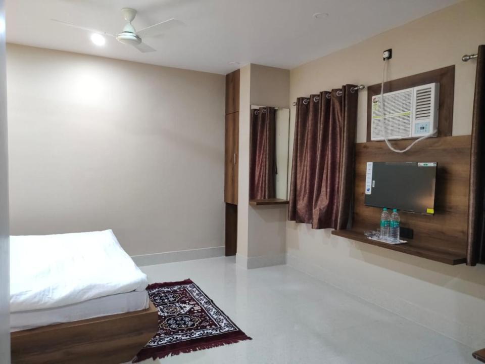 Hotel Vaishnavi Near Baba Dham Temple Диогар Екстериор снимка