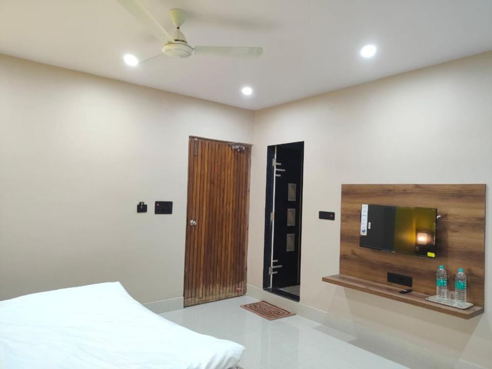 Hotel Vaishnavi Near Baba Dham Temple Диогар Екстериор снимка