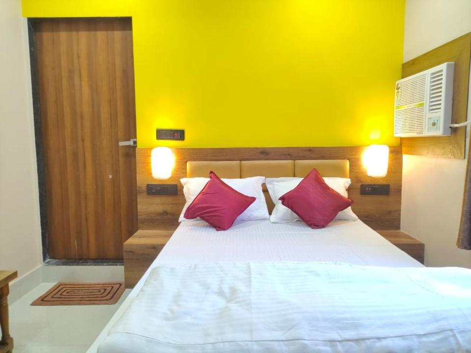 Hotel Vaishnavi Near Baba Dham Temple Диогар Екстериор снимка