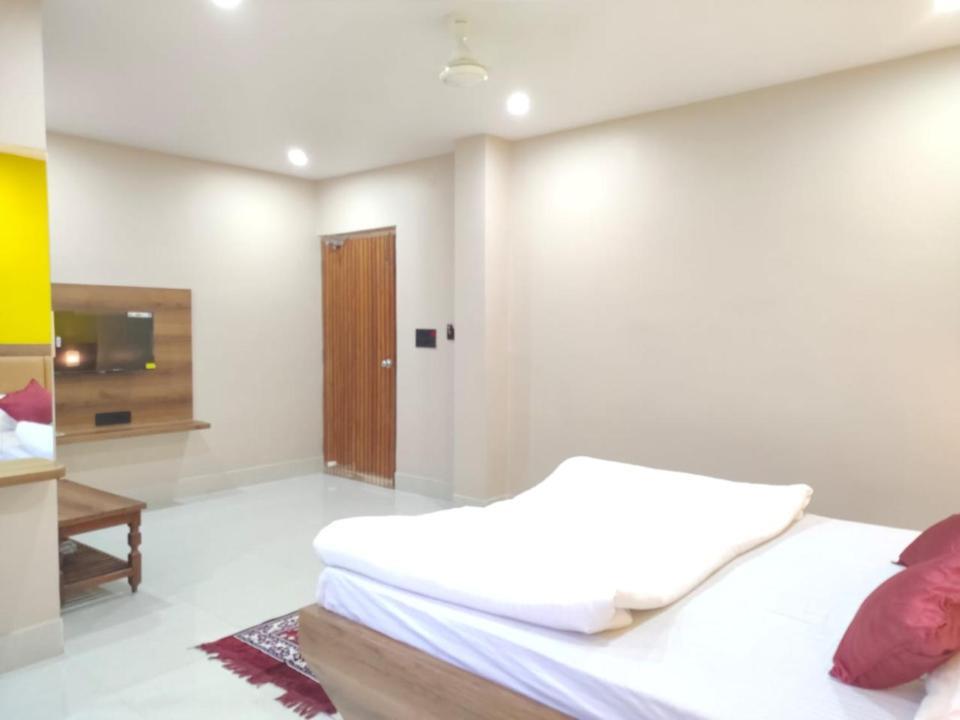 Hotel Vaishnavi Near Baba Dham Temple Диогар Екстериор снимка