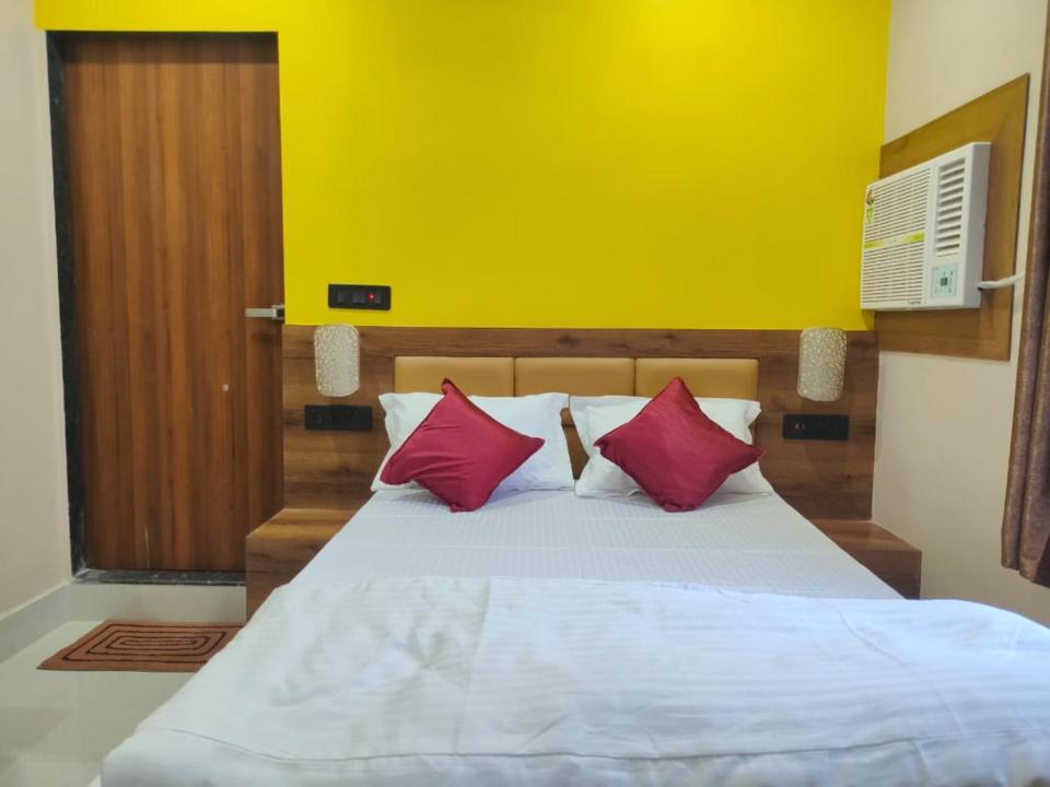 Hotel Vaishnavi Near Baba Dham Temple Диогар Екстериор снимка