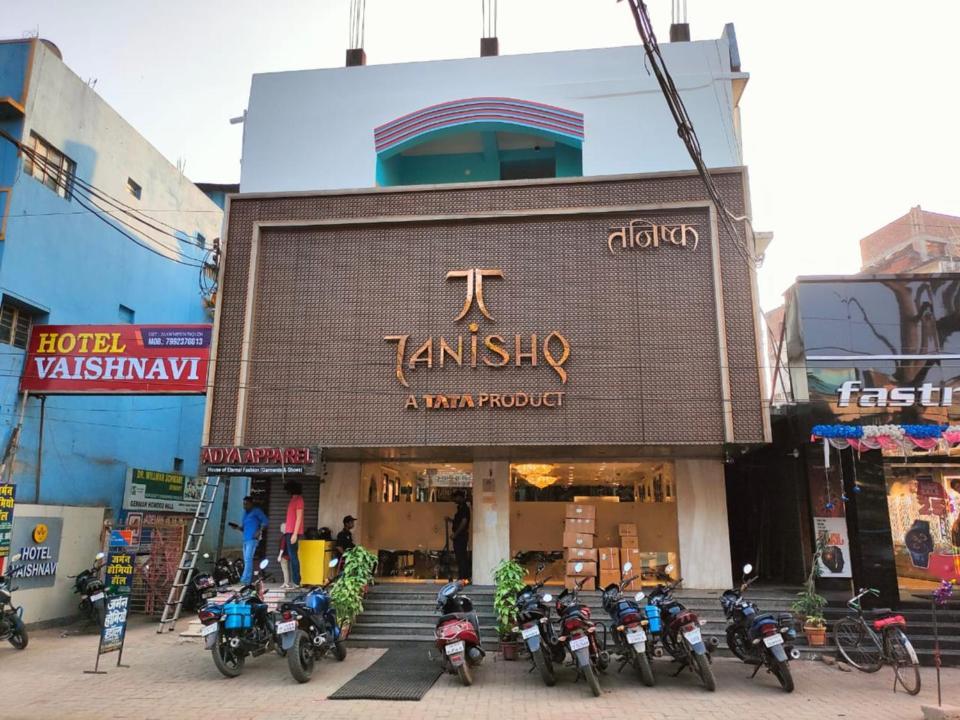 Hotel Vaishnavi Near Baba Dham Temple Диогар Екстериор снимка