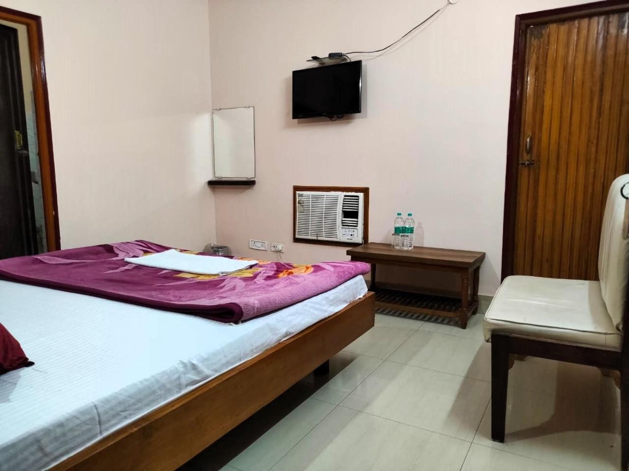 Hotel Vaishnavi Near Baba Dham Temple Диогар Екстериор снимка