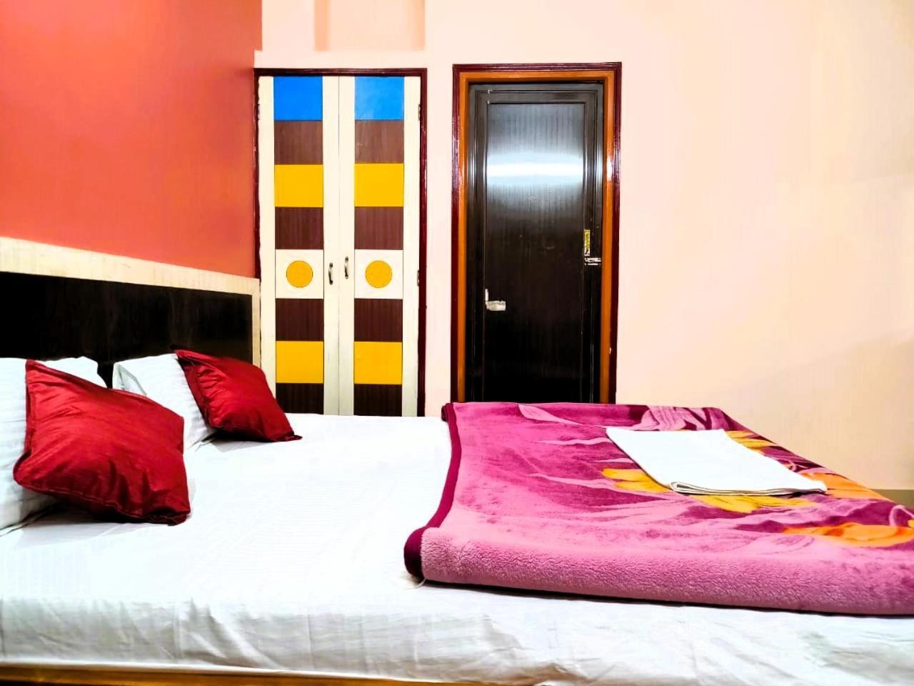 Hotel Vaishnavi Near Baba Dham Temple Диогар Екстериор снимка