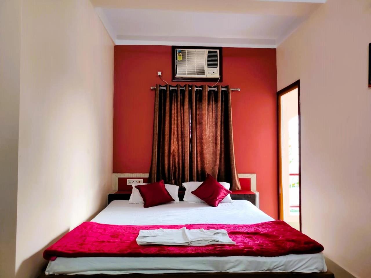 Hotel Vaishnavi Near Baba Dham Temple Диогар Екстериор снимка